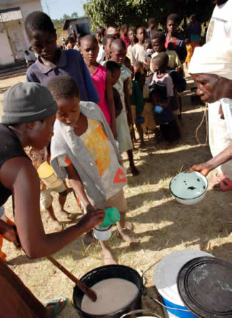 Displaced farm workers' children queue for food
